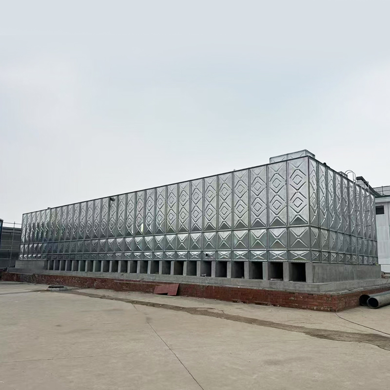 Composietconstructie met vastgeschroefde sectionele watertank