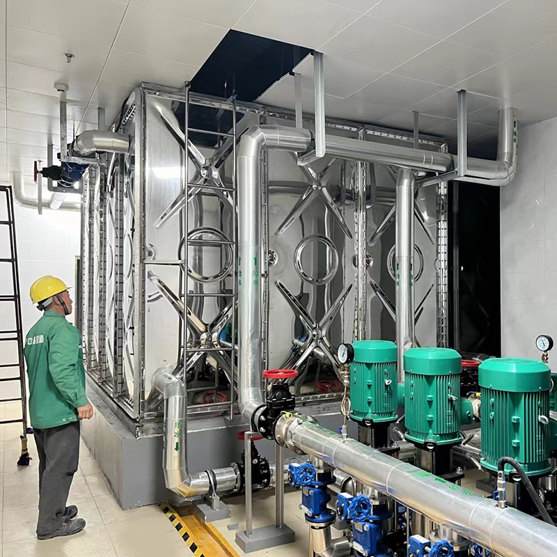 Roestvrijstalen montage met vastgeschroefde sectionele watertank